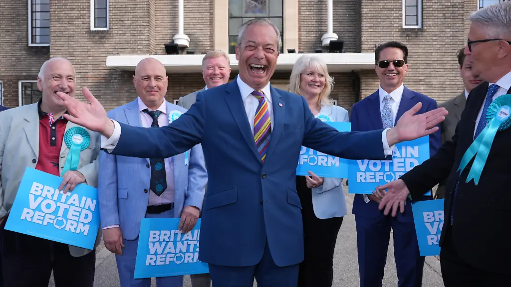 Nigel-Farage-Vorsitzender-der-britischen-Reform-Partei-lacht-bei-einem-Besuch-im-Rathaus-von-Havering-in-Romford-nach-den-Ergebnissen-der-Kommunalwahlen