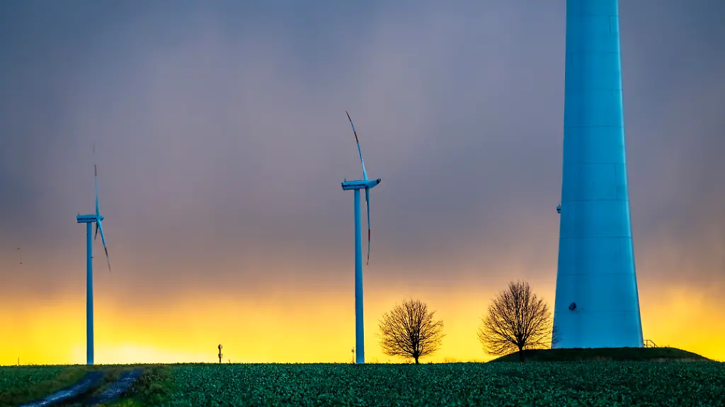 Onshore-Windpark-Koenigshovener-Hoehe-an-der-Autobahn-A44-bei-Bedburg-vor-dem-Dreieck-Jackerath-Herbst-Sonnenuntergang-rekultiviertes-Tagebaugelaende-Braunkohletagebau-Garzweiler-betrieben-von-RWE-und-der-Stadt-Bedburg-NRW-Deutschland
