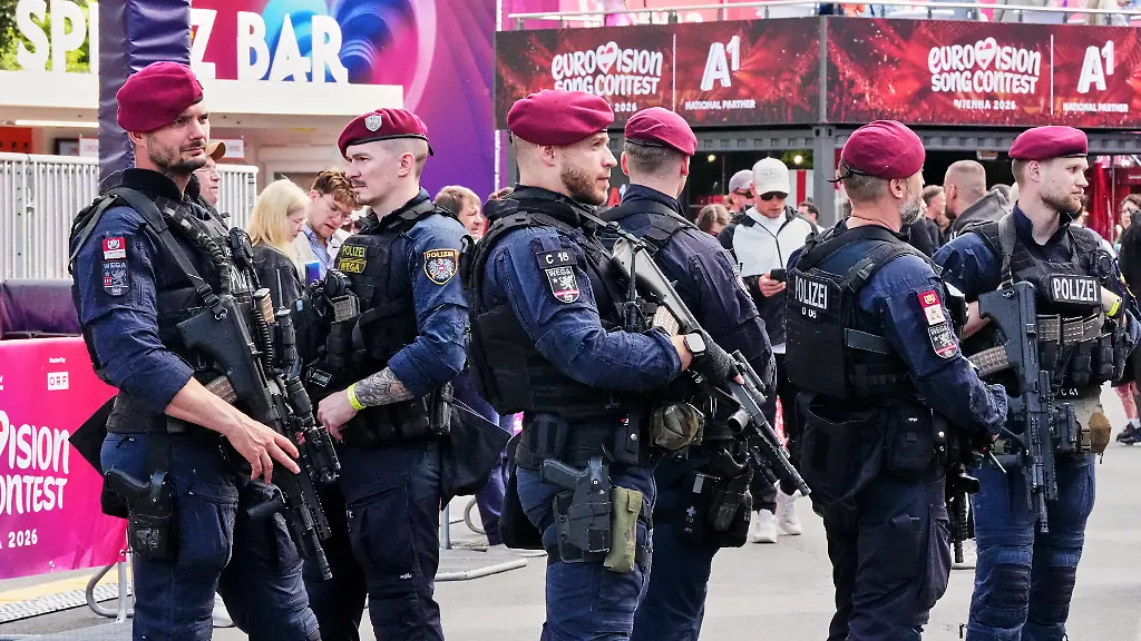 Polizeistreifen-mit-schweren-Waffen-patroullieren-im-Eurovision-Village-waehrend-der-70-Eurovision-Song-Contest-Woche-in-Wien