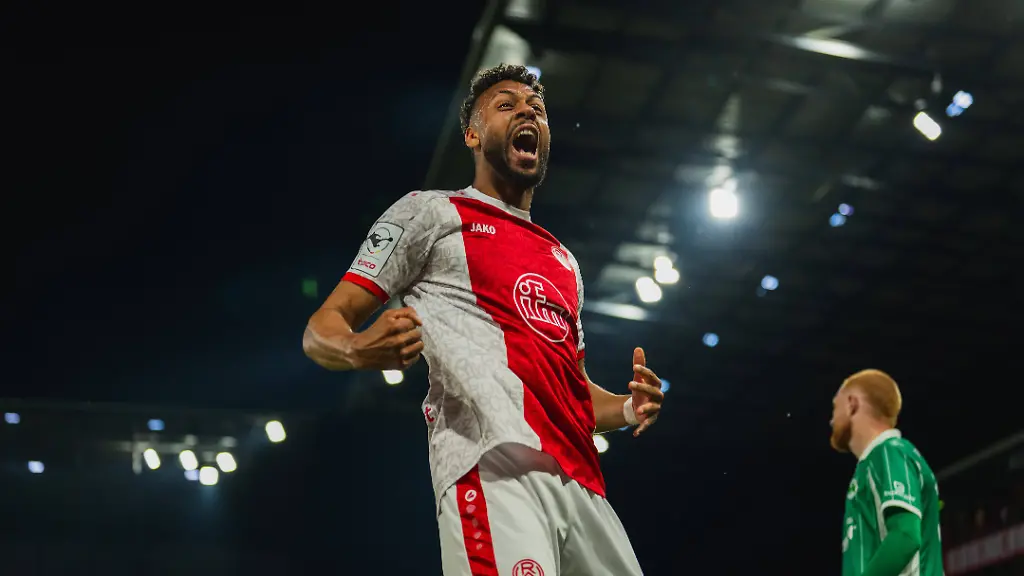 Ruben-Reisig-Rot-Weiss-Essen-16-pusht-die-Fans-Emotionen-Jubel-Schrei-Rot-Weiss-Essen-vs-SpVgg-Greuther-Fuerth-Fussball-2-Bundesliga-Relegation-2025-26-Relegation-Hinspiel-Saison-2025-26-22-05-2026-DFL-REGULATIONS-PROHIBIT-ANY-USE-OF-PHOTOGRAPHS-AS-IMAGE-SEQUENCES-AND-OR-QUASI-VIDEO-Rot-Weiss-Essen-vs-FC-Ingolstadt-04-Fussball-2-Bundesliga-Relegation-2025-26-Relegation-Hinspiel-Saison-2025-26-22-05