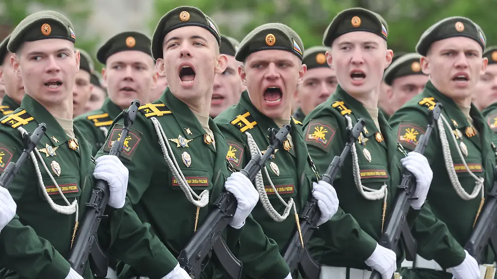 Russische-Soldaten-nehmenm-an-der-Militaerparade-zum-Tag-des-Sieges-in-Moskau-teil-dpa-Bildfunk