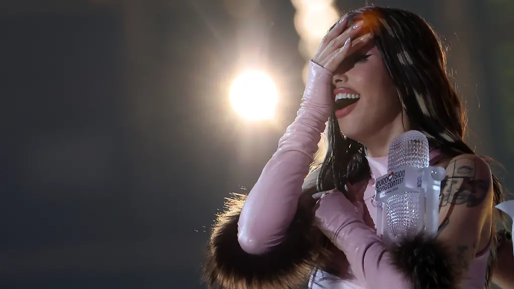 Siegerin-Dara-aus-Bulgarien-mit-dem-Titel-Bangaranga-jubelt-mit-der-Trophaee-im-Finale-des-70-Eurovision-Song-Contest-ESC-in-der-Wiener-Stadthalle