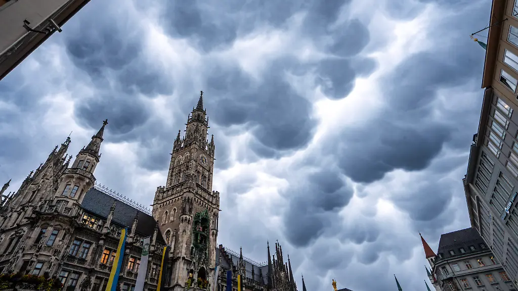 Spektakulaere-Mammatus-Wolken-haengen-am-Donnerstagnachmittag-ueber-dem-Marienplatz-dramatisch-bedrohliche-Wolkenform-an-der-Unterseite-von-Gewitterwolken-Muenchen-23-Oktober-2025-Deutschland-Muenchen-23