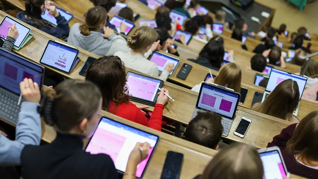 Studenten-der-Humanmedizin-sitzen-in-einer-Vorlesung-im-Anatomie-Hoersaal-an-der-Medizinischen-Fakultaet-der-Universitaet-Leipzig
