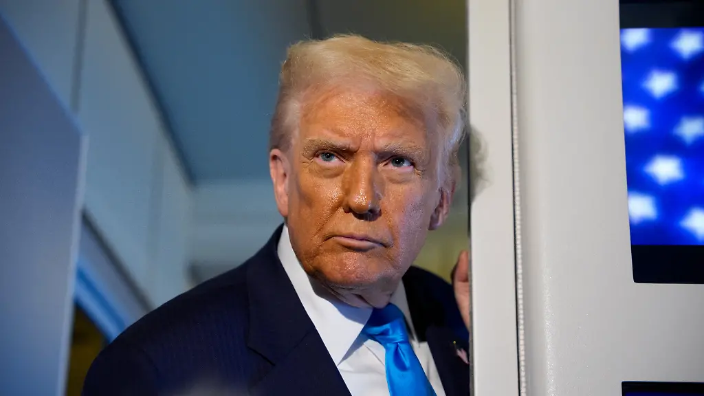 TOKYO-JAPAN-OCTOBER-29-U-S-President-Donald-Trump-speaks-to-journalists-aboard-Air-Force-One-en-route-to-South-Korea-on-October-29-2025-in-Japan-Trump-is-traveling-to-South-Korea-for-the-APEC-meetings-following-an-appearance-at-the-ASEAN-summit-in-Malaysia-and-a-trip-to-Japan-where-he-called-on-Japanese-Emperor-Naruhito-and-new-Prime-Minister-Sanae-Takaichi
