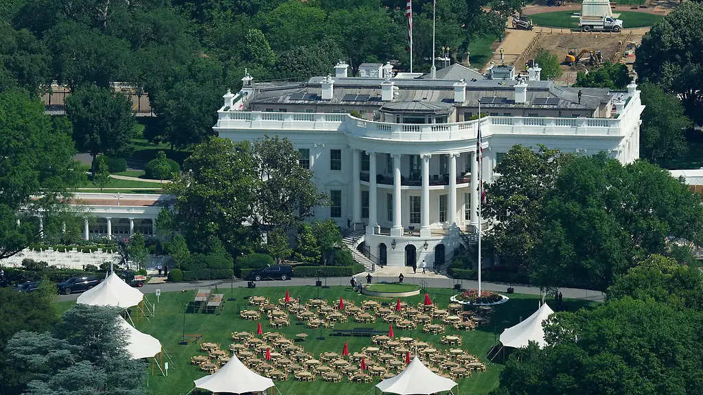 Tausende ungebetene Gäste: Neuer Gegner nagt an Trumps Käfigkampfspektakel