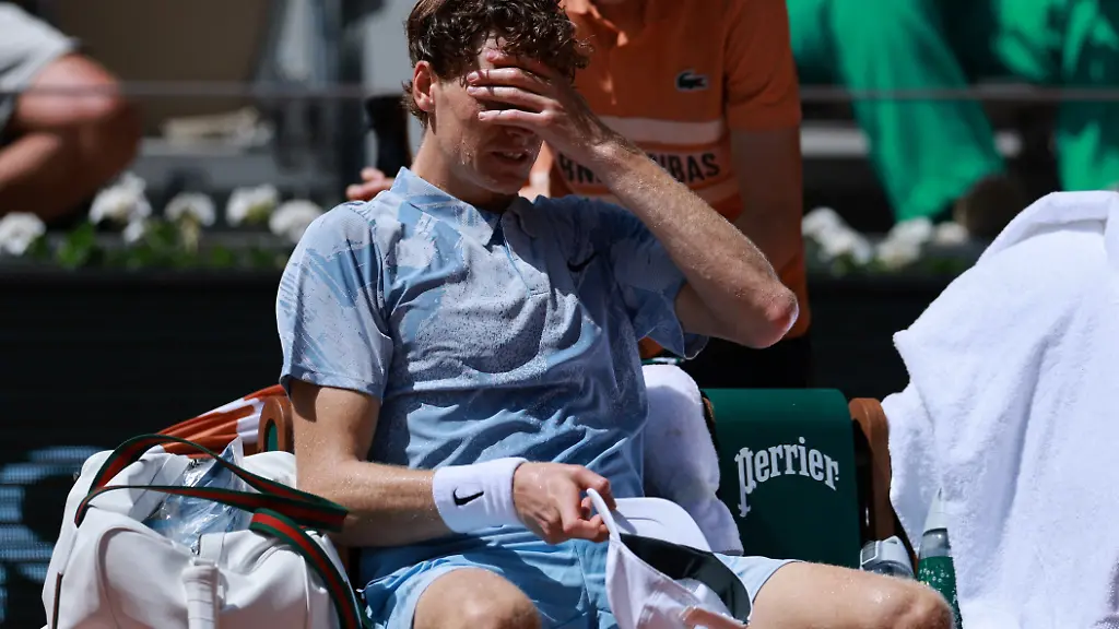Hitze setzt Tennis-Star zu: Schwindel und Krämpfe: Sinner nach Paris-Drama sensationell raus