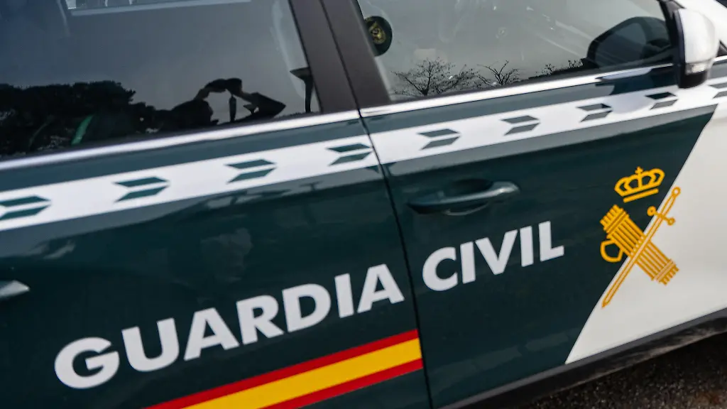 Todesopfer in Fahrzeug gefunden: Mann soll Eltern in Spanien erschossen und Kinder verletzt haben