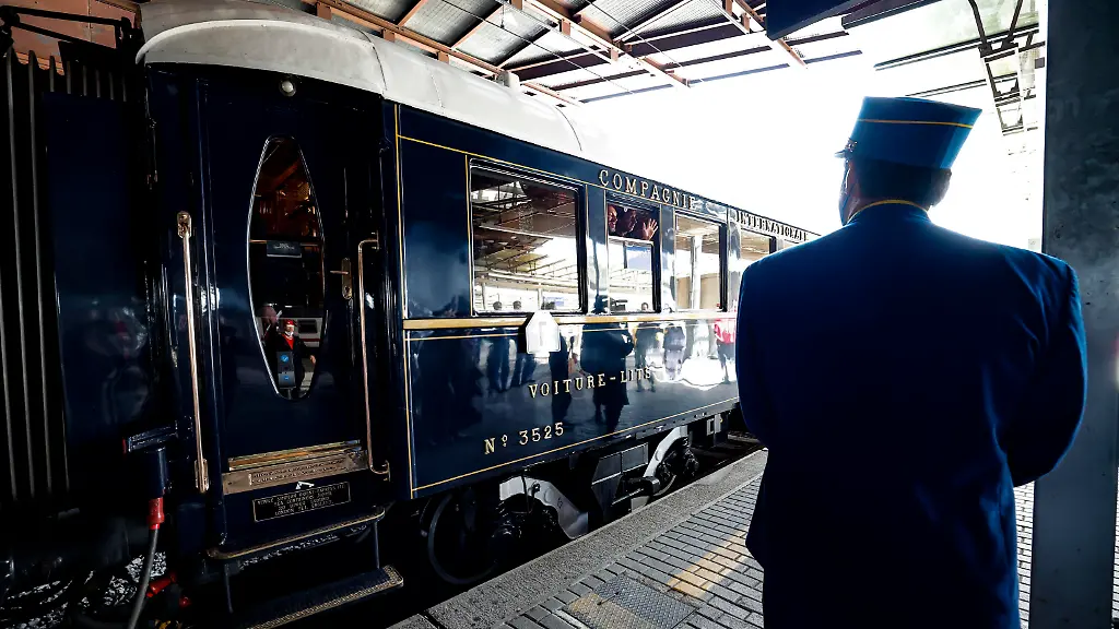 The-Venice-Simplon-Orient-Express-VSOE-arrives-at-Rome-Tiburtina-railway-station-The-Venice-Simplon-Orient-Express-a-privately-run-train-of-beautifully-restored-original-1920s-30s-50s-carriages-and-transport-you-to-another-time-with-the-comforts-of-today-An-Art-Deco-decor-gastronomic-indulgence-live-entertainment-a-unique-experience-The-train-connects-a-number-of-European-cities-such-as-London-Paris-Innsbruck-Verona-Venice-Rome-Italy-23-April-2022
