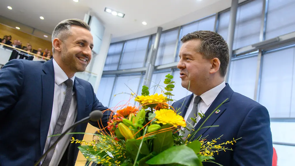 Ulrich-Siegmund-l-Spitzenkandidat-der-AfD-fuer-die-Landtagswahl-in-Sachsen-Anhalt-gratuliert-Sven-Schulze-CDU-zur-Wahl-zum-Ministerpraesidenten-von-Sachsen-Anhalt-Der-CDU-Politiker-Sven-Schulze-wurde-vom-Landtag-zum-neuen-Ministerpraesidenten-gewaehlt-Der-46-Jaehrige-erhielt-im-ersten-Wahlgang-die-erforderliche-Mehrheit