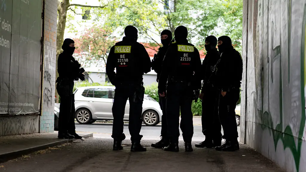 28 Immobilien durchsucht: SEK und GSG 9: Polizei nimmt neun verdächtige Schutzgelderpresser in Berlin fest