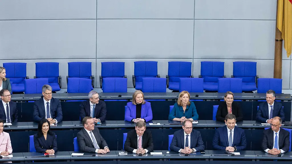 Wahl-des-Bundeskanzlers-am-06-05-2025-im-Plenarsaal-des-Reichstagsgebaeudes-in-Berlin-Das-Kabinett-Merz-sitzt-auf-der-Regierungsbank-Erste-Reihe-v-l-n-r-Dorothee-Baer-Bundesforschungsministerin-Bundesministerin-fuer-Forschung-Technologie-und-Raumfahrt-Katherina-Reiche-Bundeswirtschaftsministerin-Bundesministerin-fuer-Wirtschaft-und-Energie-Boris-Pistorius-Bundesverteidigungsminister-Bundesminister-fuer-Verteidigung-Johann-Wadephul-Bundesaussenminister-Bundesminister-des-Aeusseren-Alexander-Dobrindt-Bundesinnenminister-Bundesminister-des-Inneren-Lars-Klingbeil-Bundesfinanzminister-Bundesminister-der-Finanzen-Friedrich-Merz-Bundeskanzler-Zweite-Reihe-v-l-n-r-Nina-Warken-Bundesgesundheitsminister-Bundesministerin-fuer-Gesundheit-Carsten-Schneider-Bundesumweltminister-Bundesminister-fuer-Umwelt-Klimaschutz-Naturschutz-und-nukleare-Sicherheit-Patrick-Schnieder-Bundesverkehrsminister-Bundesminister-fuer-Verkehr-Karsten-Wildberger-Digitales-und-Staatsmodernisierung-Baerbel-Bas-Bundesarbeitsministerin-Bundesministerin-fuer-Arbeit-und-Soziales-Karin-Prien-Bundesbildungsministerin-Bundesministerin-fuer-Bildung-Familie-Senioren-Frauen-und-Jugend-Sefanie-Hubig-Bundesjustizministerin-Bundesministerin-fuer-Justiz-und-Verbraucherschutz-Throsten-Frei-Kanzleramtsminister-Bundesminister-fuer-besondere-Aufgaben-Dritte-Reihe-v-l-n-r