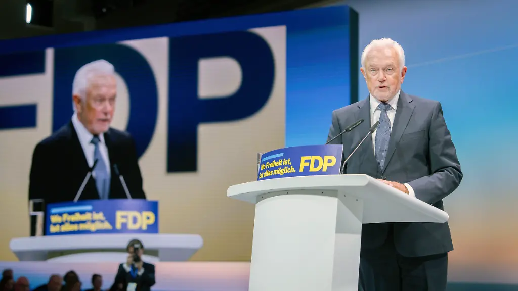 Wolfgang-Kubicki-beim-77-Ordentlichen-Bundesparteitag-der-FDP-im-Estrel-Congress-Center-Berlin-30-05