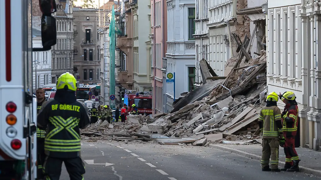Explosion und Gasgeruch: Mehrfamilienhaus in Görlitz eingestürzt