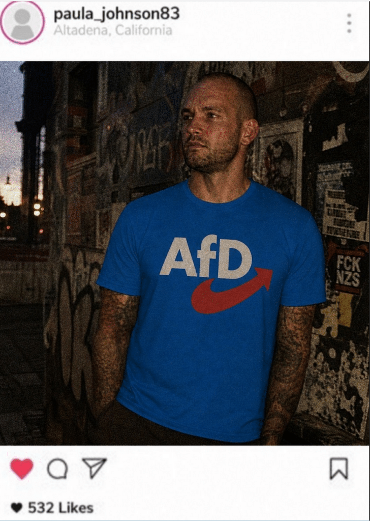 Mehrere Versionen desselben Motivs kursieren mit unterschiedlichen Shirt-Aufdrucken. Eine unabhängige Originalquelle fehlt.