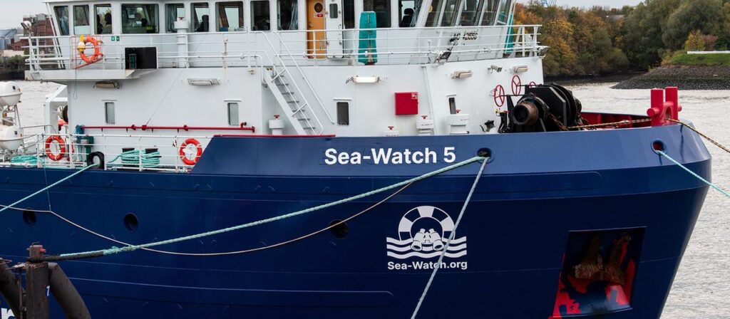 Rettungsschiff „Sea-Watch 5“ meldet Beschuss durch libysche Küstenwache