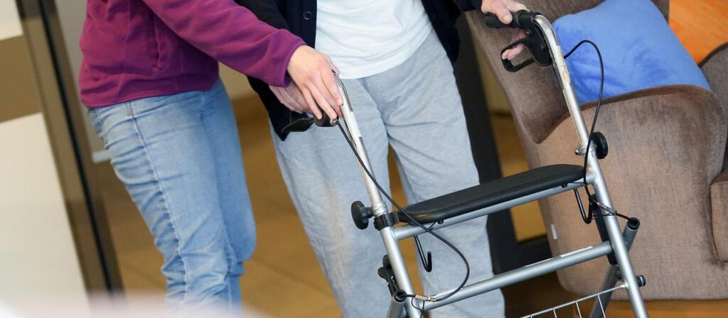 Pflege: Mehr Bedürftige, höhere Ausgaben, großer Reformbedarf
