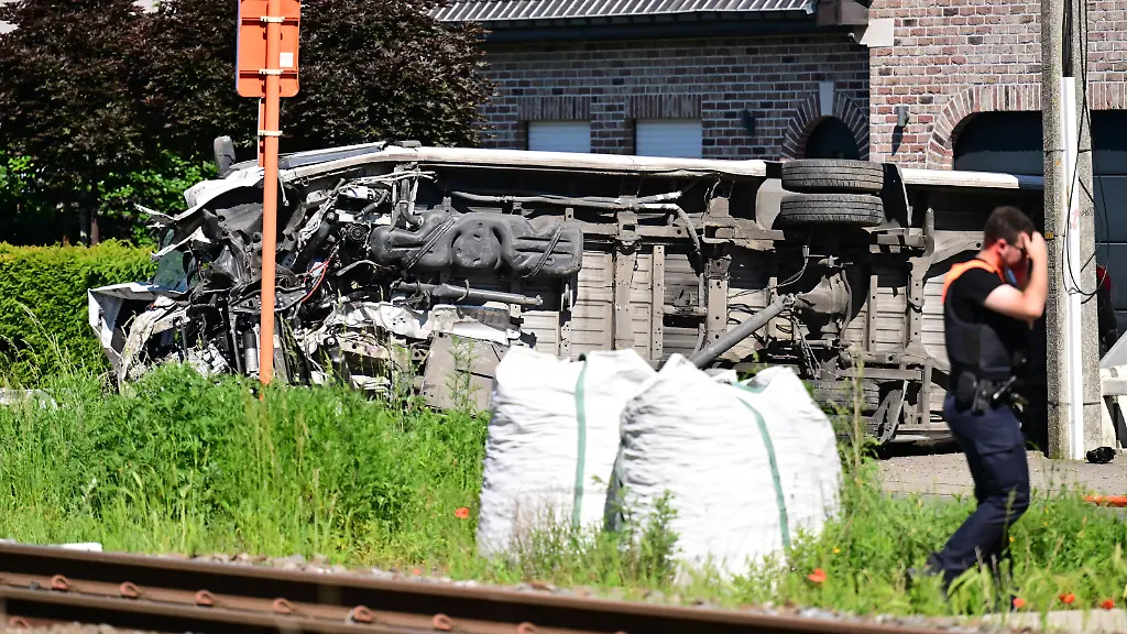 „Bahnschranke war geschlossen“: Schulbus kollidiert mit Zug in Belgien – mehrere Tote