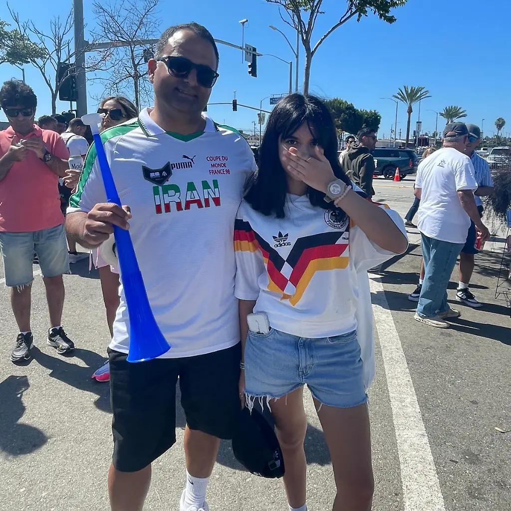 „Nieder mit dem Regime“: Terror, Krieg und Fußball kollidieren: Iran zerrissen im explosivsten Spiel der WM