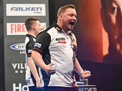 „Absolut scheiße“: Darts-Star Schindler wütet gegen Kritiker seines Teampartners