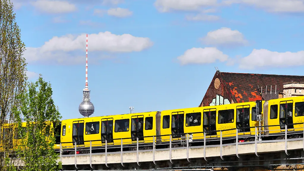 17-04-2026-Berlin-Deutschland-U-Bahn-der-Linie-U2-unterwegs-in-der-Stadt