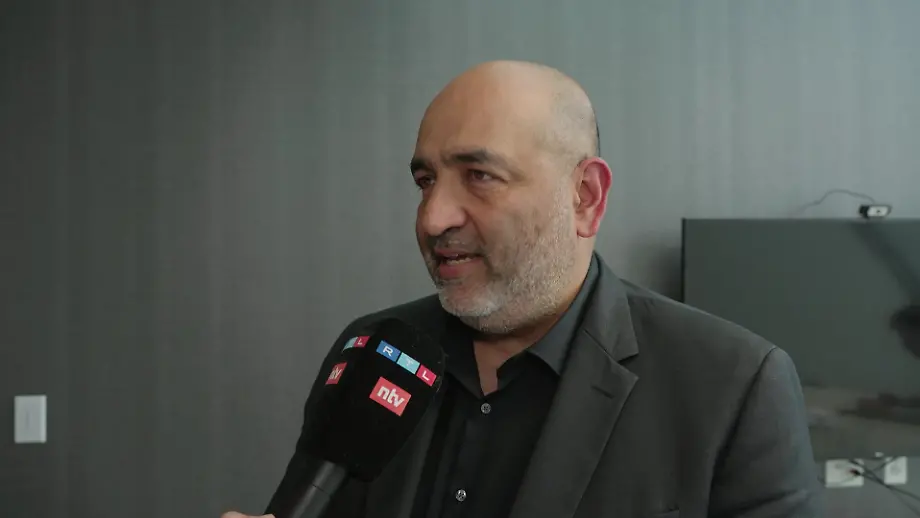 Nouripour im Interview: FIFA-Umgang mit Iran „nimmt bizarre Züge an“
