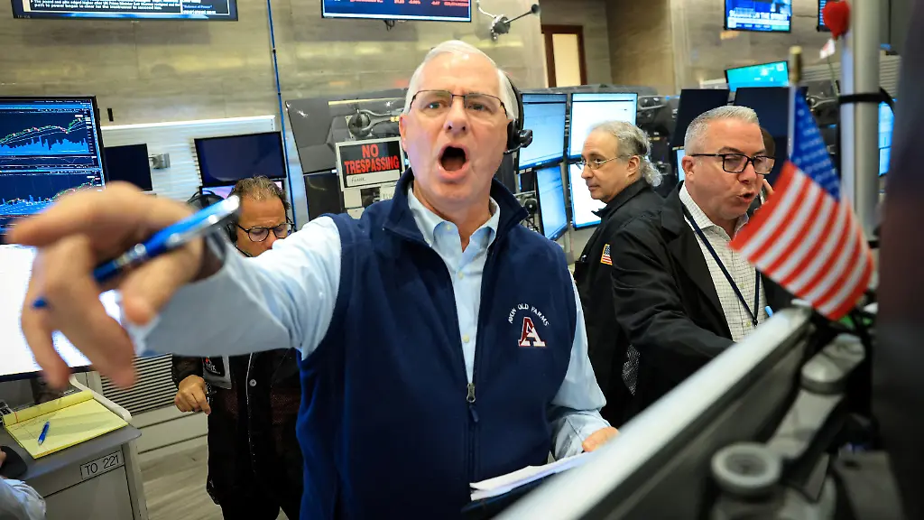Futures-options-traders-work-on-the-floor-at-the-New-York-Stock-Exchange-s-NYSE-American-AMEX-in-New-York-City-U-S-June-22-2026