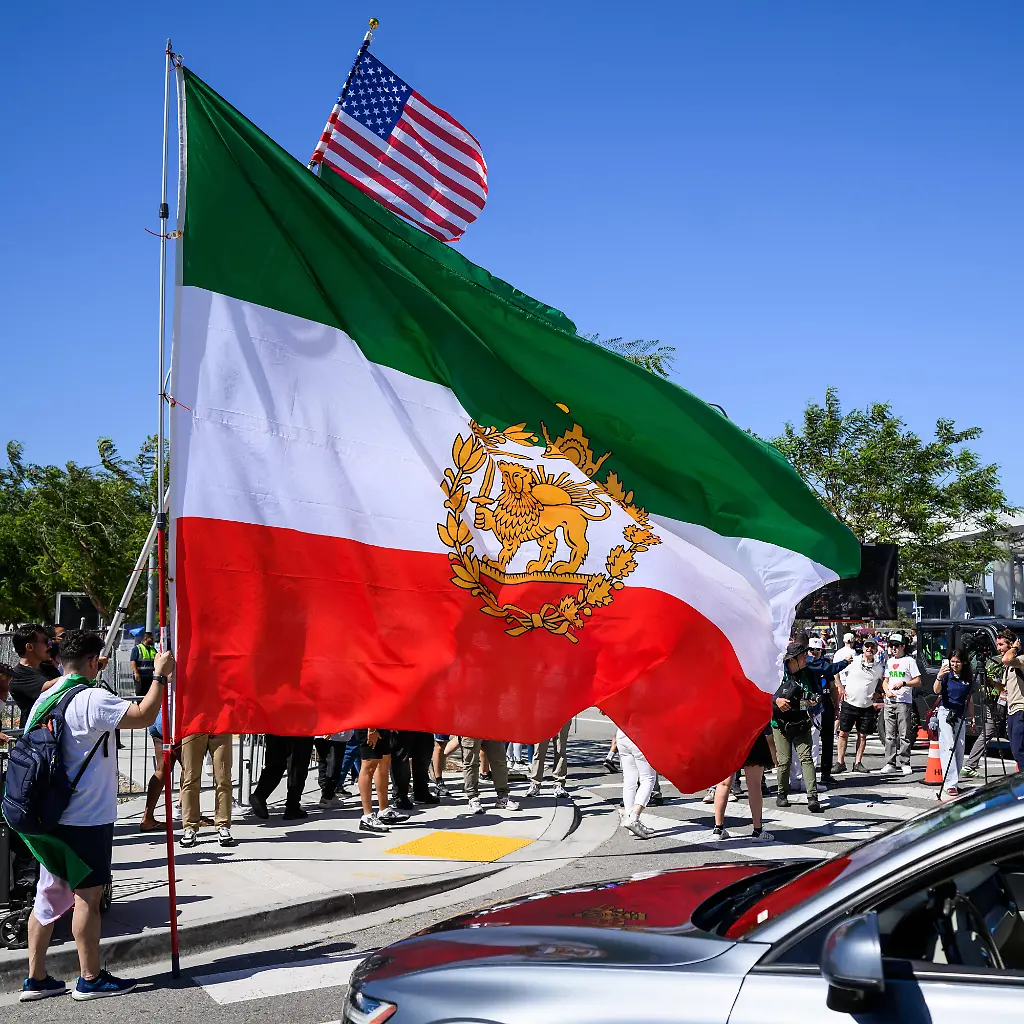 IProtest in USA: Verbotene Fahnen des Widerstands hundertfach im WM-Stadion