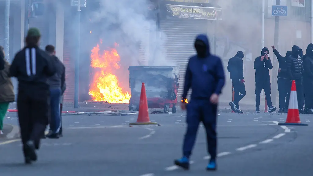 Schockierende Tat in Nordirland: Rassistische Krawalle eskalieren in Belfast nach Messerangriff