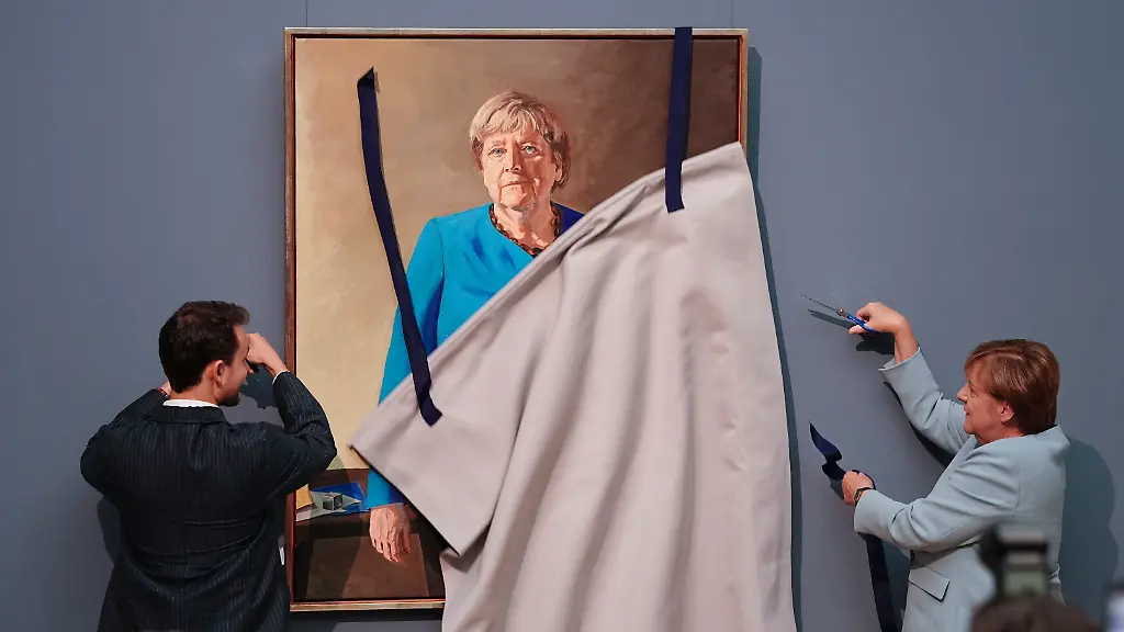 Angela-Merkel-r-ehemalige-Bundeskanzlerin-und-der-Kuenstler-Jeremie-Queyras-l-enthuellen-das-Portraet-der-frueheren-Kanzlerin-fuer-die-Ahnengalerie-im-Bundeskanzleramt-Das-Bild-wird-im-Bode-Museum-bis-zum-04-10-2026-ausgestellt-und-kommt-anschliessend-ins-Bundeskanzleramt-ACHTUNG-Nur-zur-redaktionellen-Verwendung-im-Zusammenhang-mit-einer-Berichterstattung-ueber-die-Ausstellungseroeffnung-mit-dem-Portraet-von-Angela-Merkel-im-Bode-Museum-und-nur-mit-vollstaendiger-Nennung-des-Kuenstlers-Jeremie-Queyras-im-Bildtext