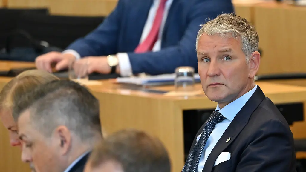 Bjoern-Hoecke-AfD-Fraktionschef-hoert-eine-Regierungserklaerung-zu-den-Ergebnissen-des-Thueringen-Monitor-waehrend-der-Sitzung-des-Thueringer-Landtags-Der-Thueringen-Monitor-wird-jaehrlich-im-Auftrag-der-Staatskanzlei-von-Wissenschaftlern-der-Universitaet-Jena-erhoben-Sie-untersucht-unter-anderem-die-politischen-Einstellungen-der-Menschen-im-Freistaat-Fuer-die-25-Ausgabe-der-Untersuchung-wurden-mehr-als-3-800-Wahlberechtigte-befragt