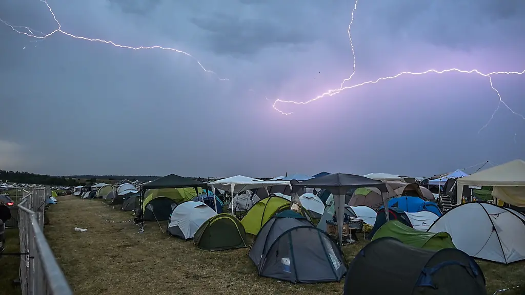 Gewitter und Hochwasser: Neun Verletzte durch Blitzschlag, Überschwemmungen in Rheinland-Pfalz