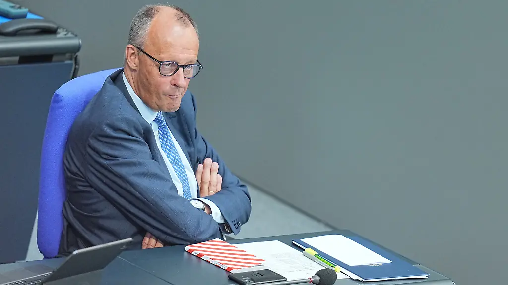 Bundeskanzler-Friedrich-Merz-CDU-hoert-waehrend-einer-Debatte-im-Plenarsaal-im-Bundestag-zu