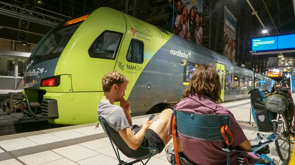 CNTV-DBSTOERUNG-Anzeigetafel-Zugverkehr-eiungestellt-Reisende-Bahnsteig-Infos-Bundesweiter-Ausfall-aller-Fern-und-Regionalzuege-bei-der-Deutschen-Bahn-DB-wegen-einer-IT-bzw-Funk-Storrung-24-06