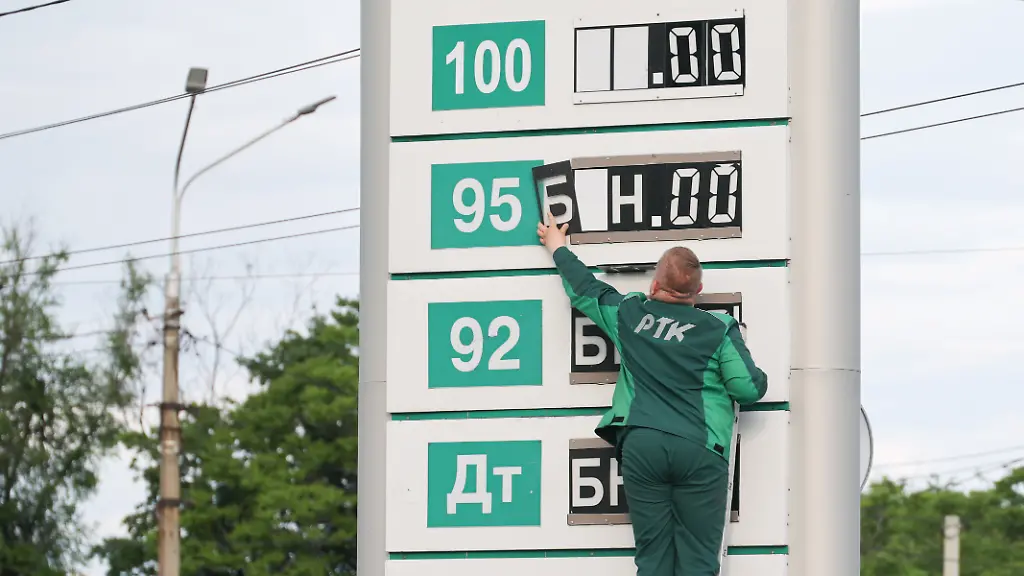 DIESES-FOTO-WIRD-VON-DER-RUSSISCHEN-STAATSAGENTUR-TASS-ZUR-VERFUeGUNG-GESTELLT-RUSSIA-DONETSK-JUNE-4-2026-An-employee-climbs-a-ladder-to-adjust-a-price-board-outside-a-petrol-station