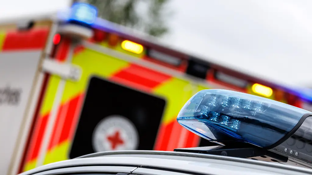 Tödlicher Unfall in Bayern: Dreiköpfige Familie stirbt bei Zusammenstoß mit Lastwagen