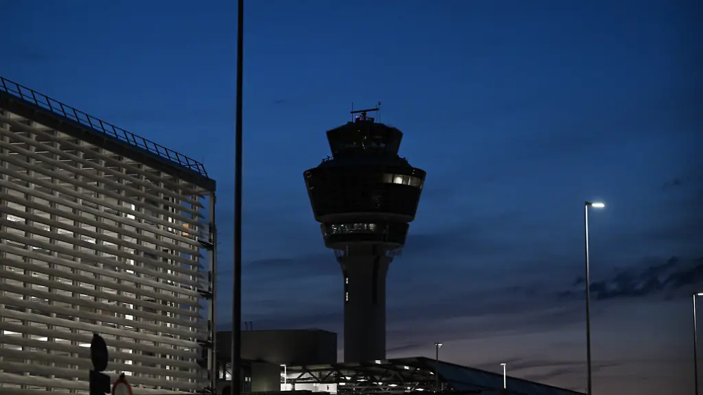 Lage unklar: Brandgeruch: Flughafen München stellt Betrieb ein