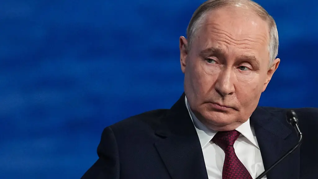 Der-russische-Praesident-Wladimir-Putin-nimmt-an-einer-Plenarsitzung-auf-dem-Internationalen-Wirtschaftsforum-teil