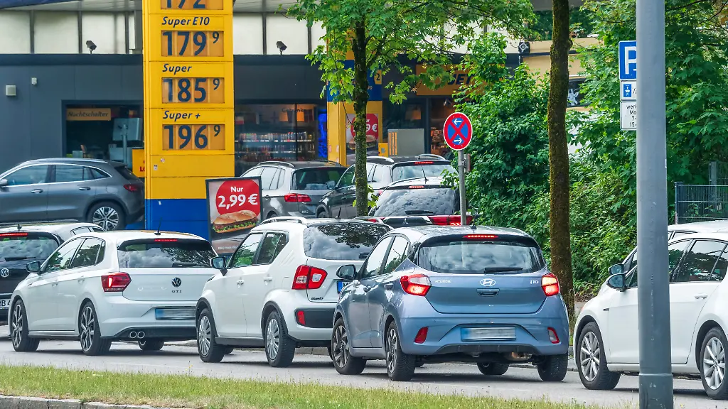 Deutschland-Muenchen-30-Juni-2026-ein-letztes-Mal-billig-tanken-grosser-Andrang-an-einer-Tankstelle-kurz-vor-12-Uhr-mittags-die-Warteschlange-reicht-bis-auf-die-Strasse-Andrang-weil-die-Spritpreise-nach-dem-Ende-des-Tankrabatts-zum-1