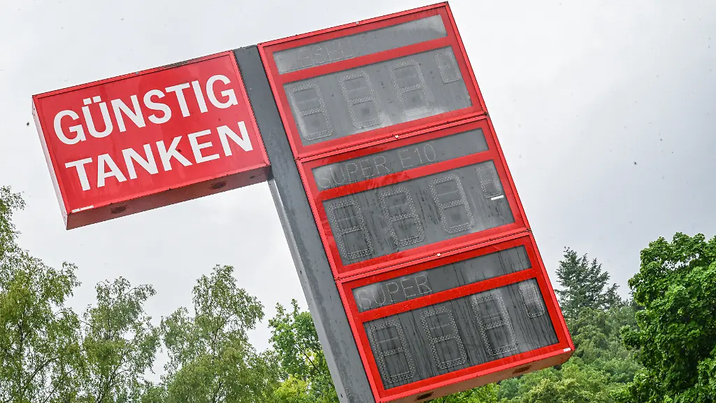 Die-Anzeigetafel-einer-Tankstelle-ist-aus