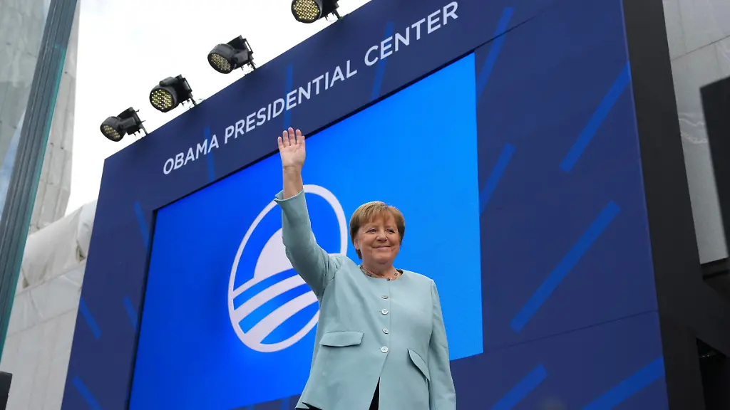 Standing Ovations für Kanzlerin: Merkel überrascht mit Auftritt bei Einweihung von Obama-Museum