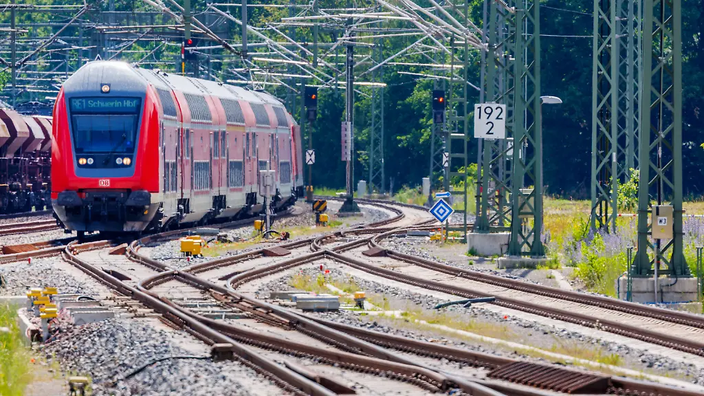 Enttäuschung Berlin-Hamburg: Bahnstrecke wieder offen, aber Züge langsamer