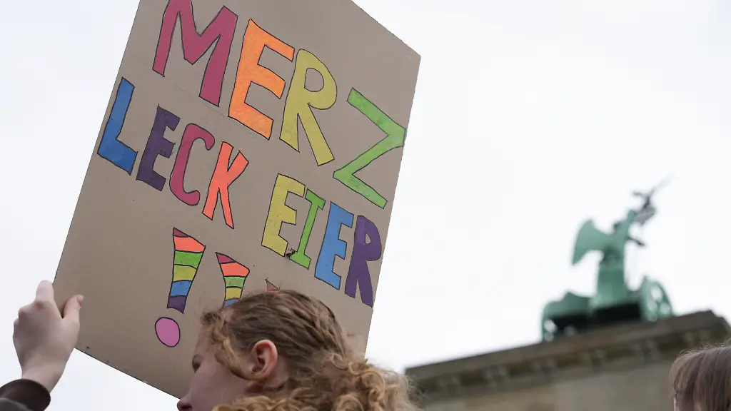 Provokanter Demo-Slogan: „Mehrzweckeier“ sorgt bei Jugendwort-Suche für Wirbel