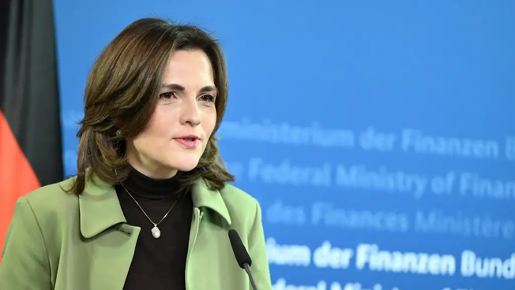 Elisabeth-Kaiser-SPD-Staatsministerin-und-Beauftragte-der-Bundesregierung-fuer-Ostdeutschland-spricht-bei-einer-Pressekonferenz-zur-Besetzung-der-Programmdirektion-des-Zukunftszentrums-fuer-Deutsche-Einheit-und-Europaeische-Transformation-in-Halle-Saale-im-Bundesministerium-der-Finanzen-in-Berlin