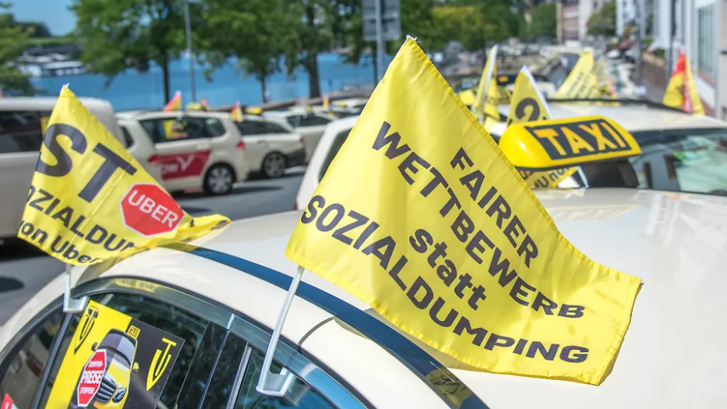 Frankfurt-1-Juli-2025-Frankfurt-1-Juli-2025-Mehrere-hundert-Taxifahrer-demonstrieren-unter-dem-Motto-Fairer-Wettbewerb-statt-Sozialdumping-gegen-Fahrdienstvermittler