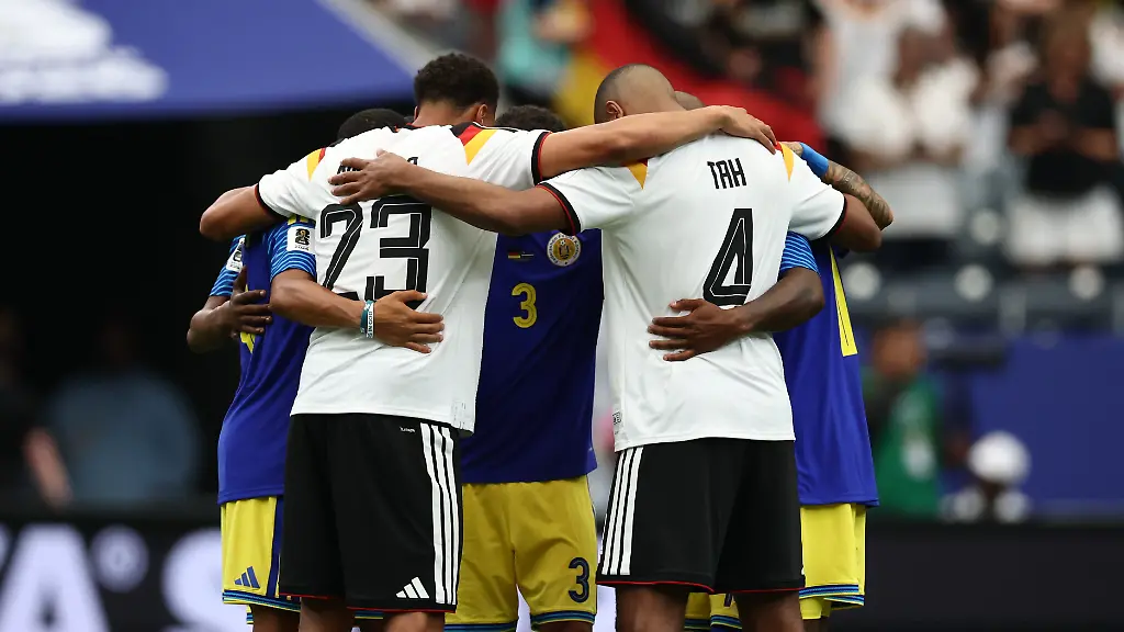 Fussball-Maenner-WM-Deutschland-Curacao-Vorrunde-Gruppe-E-1-Spieltag-Houston-Stadion-Felix-Nmecha-Deutschland-und-Jonathan-Tah-Deutschland-umarmen-Spieler-aus-Curacao-ACHTUNG-Gemaess-den-Auflagen-der-FIFA-duerfen-die-Bilder-ausschliesslich-zur-redaktionellen-Verwendung-genutzt-werden-Eine-kommerzielle-Nutzung-ist-ausgeschlossen-Zudem-duerfen-keine-videoaehnlichen-Sequenzen-erstellt-werden-und-es-duerfen-keine-Veraenderungen-weder-im-Vordergrund-noch-im-Hintergrund-am-Bild-vorgenommen-werden