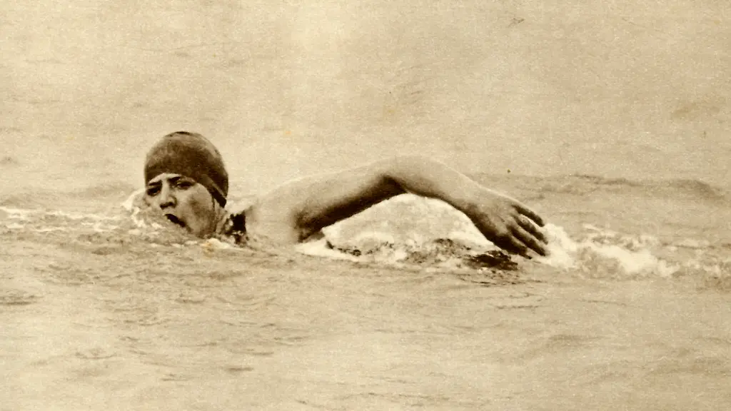 Gertrude-Ederle-first-woman-to-swim-the-Channel-1926-1935-Miss-Gertrude-Ederle-1905-2003-the-young-American-swimmer-was-the-first-woman-to-swim-the-Channel-between-England-and-France-She-also-established-a-new-record-by-swimming-from-France-to-England-on-August-6-1926-in-14-hours-31-minutes-thus-beating-the-previous-record-by-about-two-hours-From-The-Silver-Jubilee-Book-The-Story-of-25-Eventful-Years-in-Pictures-Odhams-Press-Ltd