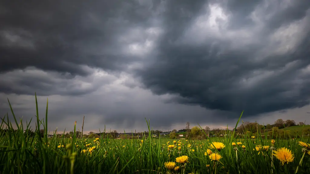 Gewittrige-Stimmung-im-Landkreis-Pfaffenhofen-in-Bayern-zumindest-kuendigt-sich-hier-ein-heftiger-Regenschauer-an