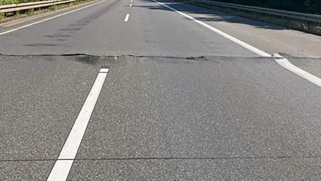 Verkehr behindert: Hitze lässt Asphalt auf der A13 aufblähen