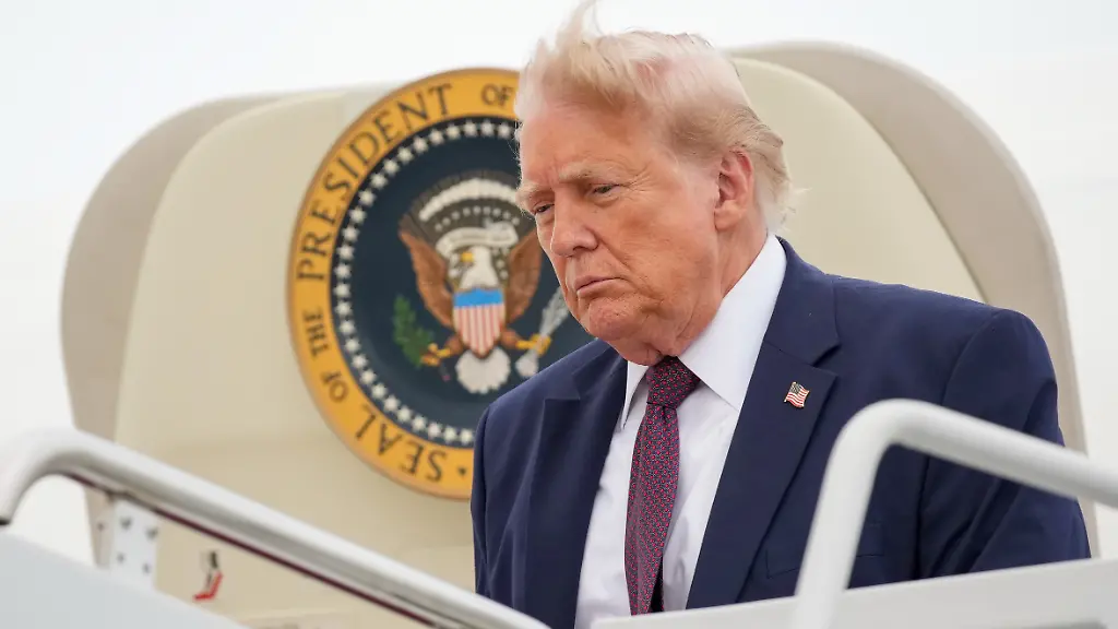 JOINT-BASE-ANDREWS-MARYLAND-JUNE-23-U-S-President-Donald-Trump-exits-from-Air-Force-One-after-returning-from-Pennsylvania-on-June-23-2026-at-Joint-Base-Andrews-Maryland-President-Trump-delivered-remarks-at-a-Mack-Trucks-facility-in-Pennsylvania-s-Lehigh-Valley
